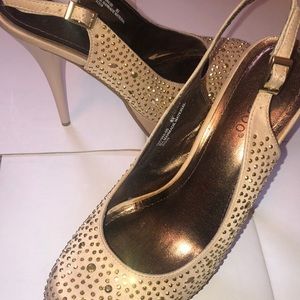 Beautiful pair of gold heels